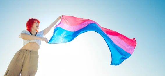 bisexuelle Frau mit Fahne