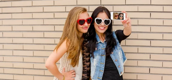 Lesbische Teenager mit Sonnenbrille